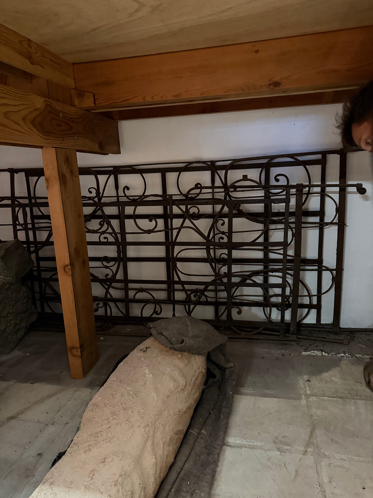 bed smeedijzer op wieltjes
